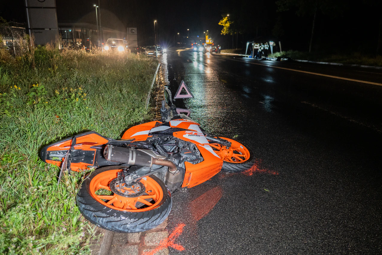 17-jähriger Mopedfahrer schwer verletzt: Bei Regen weggerutscht