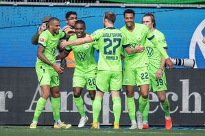 Die Spieler des VfL Wolfsburg feiern einen weiteren Treffer gegen die Gäste aus Bochum., © Swen Pförtner/dpa