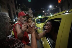 In der Innenstadt von Rio de Janeiro wurde bis in die Nacht gefeiert., © Fernando Souza/dpa
