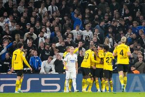Die Dortmunder Spieler feiern nach dem Treffer zum 1:0., © Sergei Grits/AP/dpa