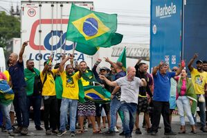 Anhänger des ehemaligen brasilianischen Präsidenten Bolsonaro blockieren eine Autobahn bei Itaborai., © Silvia Izquierdo/AP/dpa