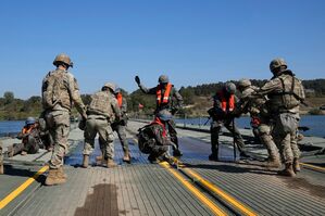Südkoreanische und US-amerikanische Soldaten versuchen, Teile einer schwimmende Brücke bei einer gemeinsamen Militärübung von Südkorea und den USA zu verbinden., © Lee Jin-Man/AP/dpa