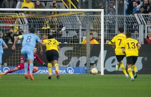 Dortmunds Giovanni Reyna (2.v.r) erzielt das 2:0 per Elfmeter., © Bernd Thissen/dpa