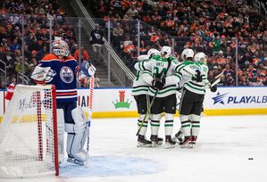 Die Spieler der Dallas Stars feiern nach einem Tor gegen den Goalie der Edmonton Oilers, Jack Campbell (l)., © Jason Franson/The Canadian Press/AP/dpa