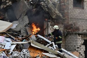 Ein Feuerwehrmann löscht einen in einem zerstörten Wohnhaus in Lyman., © Andriy Andriyenko/AP/dpa