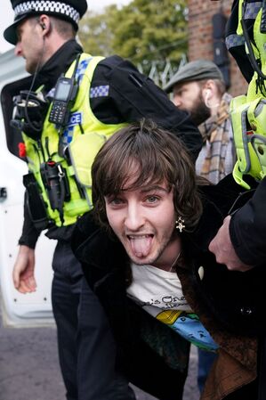 Ein Demonstrant wird von der Polizei festgenommen, nachdem er König Charles mit Eiern beworfen hat., © Jacob King/PA/dpa