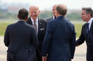 US-Präsident Joe Biden (2.v.l) und Außenminister Antony Blinken (r) werden bei ihrer Ankunft in Phnom Penh begrüßt., © Alex Brandon/AP/dpa