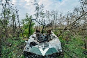 Ein zerstörtes russisches Armeefahrzeug in den Wäldern um Vysokopillya, einem kürzlich von der ukrainischen Armee befreiten Dorf., © Celestino Arce Lavin/ZUMA Press Wire/dpa