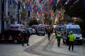 Polizeifahrzeuge und Krankenwagen stehen nach der Explosion auf der beliebten Einkaufsstraße Istiklal., © Francisco Seco/AP/dpa