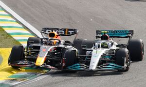 Max Verstappen (l) und Lewis Hamilton kollidieren in Kurve zwei., © Marcelo Chello/AP/dpa