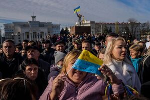 Anwohner versammeln sich während eines Besuchs des ukrainischen Präsidenten Wolodymyr Selenskyj in Cherson., © Bernat Armangue/AP/dpa