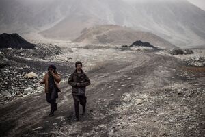 Zwei junge Bergleute verlassen am Ende ihres Arbeitstages die Kohleminen in Chinarak., © Oliver Weiken/dpa