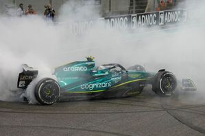 Sebastian Vettel ließ nach seinem letzten Formel-1-Rennen die Reifen qualmen., © Kamran Jebreili/AP/dpa