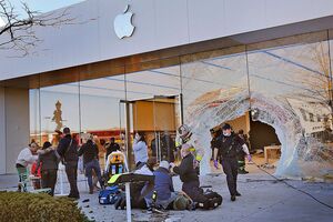 Rettungskräfte versorgen einen verletzten Kunden, nachdem ein Geländewagen in einen Apple Store gefahren ist., © Greg Derr/The Patriot Ledger/AP/dpa