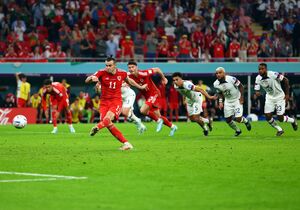 Gareth Bale (l) erzielt für Wales per Elfmeter das 1:1 gegen das US-Team., © Tom Weller/dpa