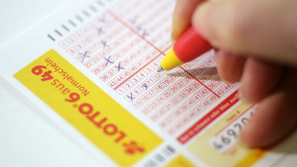 Ein Lotto-Schein wird ausgefüllt., © Jens Wolf/zb/dpa/Symbolbild