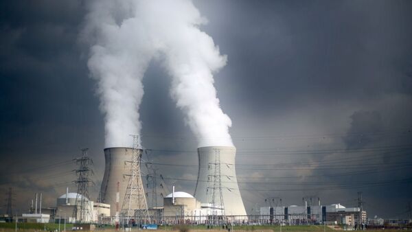 Dampf steigt aus den Kühltürmen des Atomkraftwerks Doel bei Antwerpen auf., © Oliver Berg/dpa