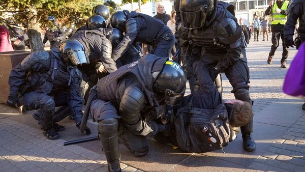 Russische Polizisten halten Demonstranten fest, die gegen die von Kremlchef Putin angeordnete Teilmobilmachung in Russland für den Krieg in der Ukraine protestieren., © Uncredited/AP/dpa