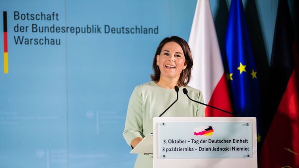 Bundesaußenministerin Annalena Baerbock spricht bei den Feierlichkeiten zum Tag der deutschen Einheit in Warschau., © Christoph Soeder/dpa