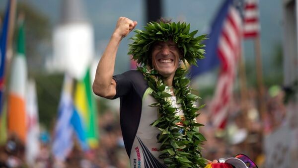 Der Deutsche Sebastian Kienle nach seinem Sieg bei der Ironman-Weltmeisterschaft 2014 auf Hawaii., © Bruce Omori/epa/dpa