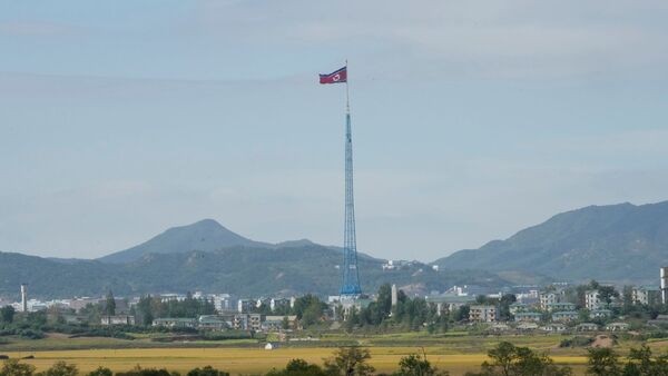 Eine nordkoreanische Flagge in der Nähe der Grenzdörfer von Panmunjom in Paju, Südkorea. Nordkorea hat zum ersten Mal seit fünf Jahren eine ballistische Mittelstreckenrakete Richtung Japan abgefeuert., © Ahn Young-Joon/AP/dpa