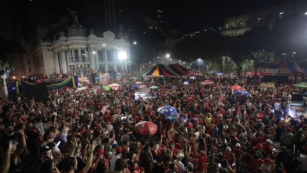 Anhänger des ehemaligen Präsidenten da Silva feiern in der Nacht in der Innenstadt von Rio de Janeiro seinen Wahlsieg., © Fernando Souza/dpa