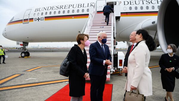 Bundespräsident Frank-Walter Steinmeier und seine Frau Elke Büdenbender kommen in Tokio an., © Bernd von Jutrczenka/dpa