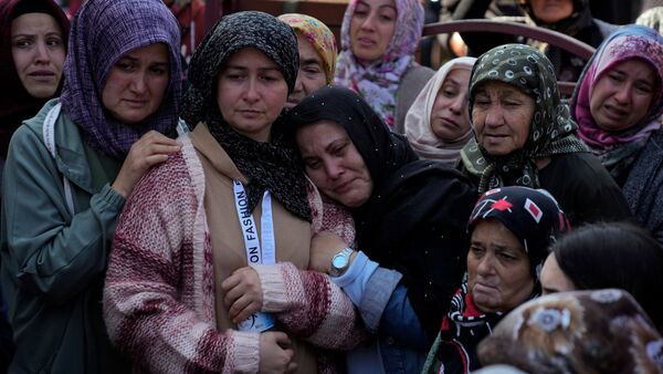 Nach der schweren Explosion im Bergwerk trauern viele Menschen um ihre Familienangehörigen., © Khalil Hamra/AP/dpa