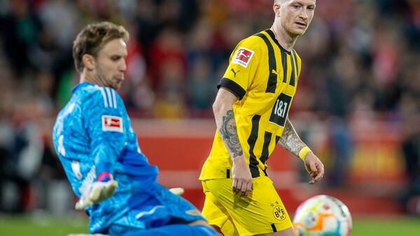 BVB-Kapitän Marco Reus (r) steht vor einer Rückkehr ins Team., © Andreas Gora/Deutsche Presse-Agentur GmbH/dpa