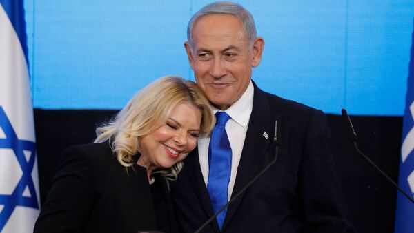Freudestrahlend: Benjamin Netanjahu mit seiner Frau Sara Netanjahu., © Ilia Yefimovich/dpa
