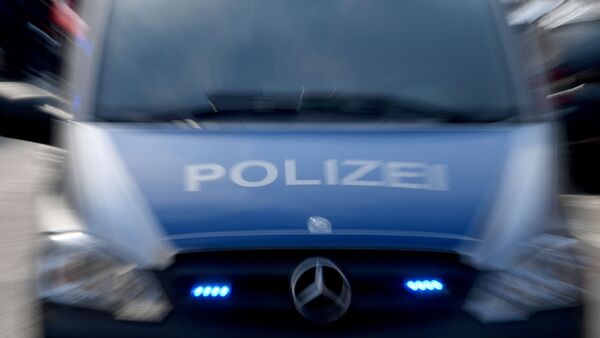 Ein Polizeiwagen mit eingeschaltetem Blaulicht., © Carsten Rehder/dpa/Symbolbild