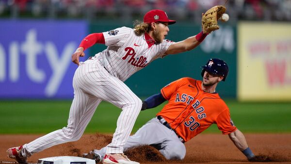 Kyle Tucker von den Houston Astros ist sicher an der dritten Base hinter Alec Bohm, dem dritten Baseman der Philadelphia Phillies., © Matt Slocum/AP/dpa
