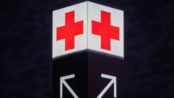 Ein Pfeil weist den Weg zur Notaufnahme eines Krankenhauses., © Julian Stratenschulte/dpa/Symbolbild