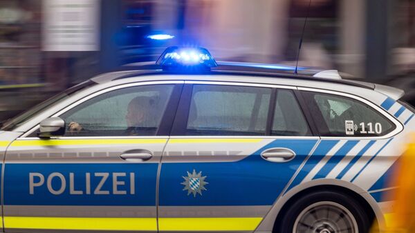 Ein Fahrzeug der bayerischen Polizei fährt mit Blaulicht durch die Innenstadt., © Peter Kneffel/dpa/Symbolbild