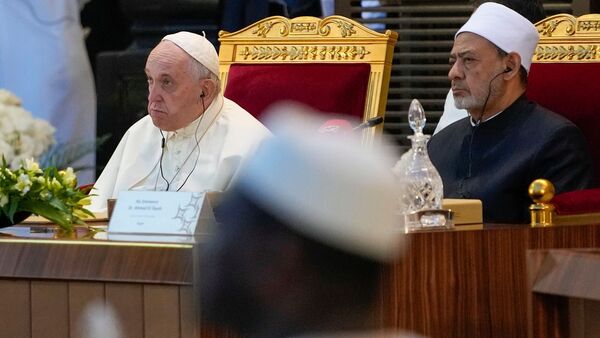 Papst Franziskus befindet sich auf einer viertägigen Reise in Bahrain, um den Dialog mit der muslimischen Welt zu fördern., © Alessandra Tarantino/AP/dpa