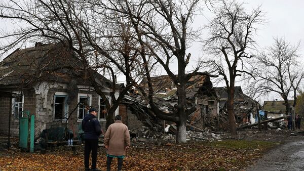 Menschen stehen vor zerstörten Wohnhäusern in Pokrowsk., © Andriy Andriyenko/AP/dpa