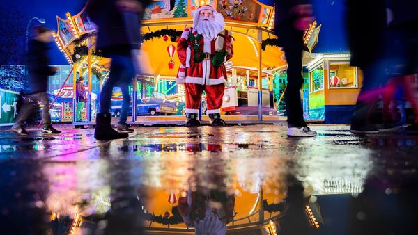 Der «Winterzauber» in Berlin-Lichtenberg ist nach Veranstalterangaben der erste Weihnachtsmarkt in Deutschland, der in diesem Jahr eröffnet wird., © Christoph Soeder/dpa