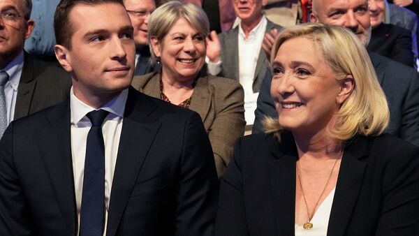 Marine Le Pen (r), damalige Präsidentschaftskandidatin der rechtsnationale Partei Rassemblement National(RN), und Jordan Bardella, stellvertretender Vorsitzender des RN, sitzen bei einer Wahlkampfveranstaltung nebeneinander., © Michel Euler/AP/dpa