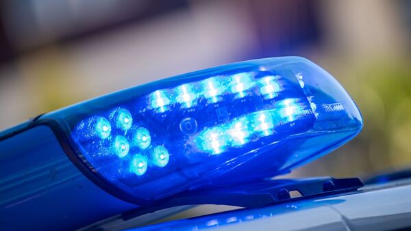Ein Blaulicht ist auf dem Dach eines Polizeifahrzeugs zu sehen., © Lino Mirgeler/dpa/Symbolbild