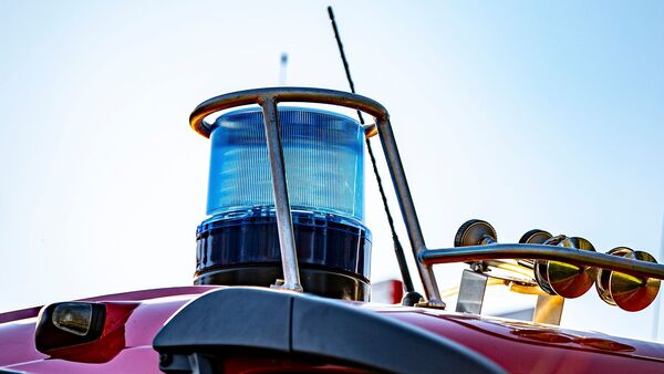 Auf dem Dach eines Einsatzfahrzeugs der Feuerwehr ist ein Blaulicht zu sehen., © David Inderlied/dpa/Symbolbild