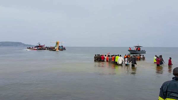 Rettungskräfte in Booten arbeiten nach dem Absturz eines Flugzeugs am Unglücksort., © Uncredited/AYO TV/AP/dpa