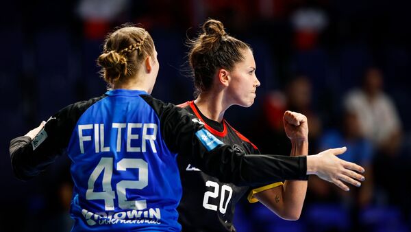 Nach dem knappen Sieg gegen Polen, wollen die Handball-Frauen auch Montenegro schlagen., © Kolektiff Images/dpa