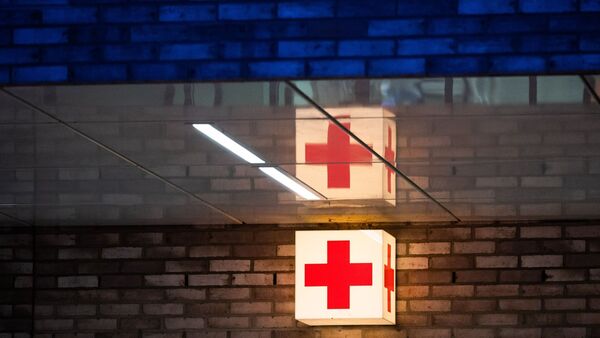 Ein Leuchtkasten mit einem roten Kreuz hängt vor der Notaufnahme eines Krankenhauses., © Julian Stratenschulte/dpa/Symbolbild