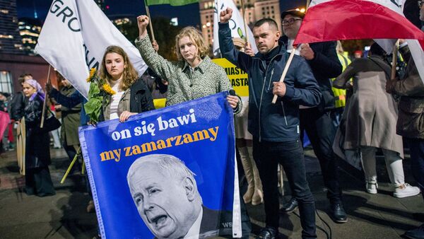 Demonstrierende halten eine Fahne mit dem Abbild von Jaroslaw Kaczynski. Hunderte Menschen zogen durch die Straßen Warschaus, um gegen die Politik der Regierung zu demonstrieren., © Attila Husejnow/SOPA Images via ZUMA Press Wire/dpa