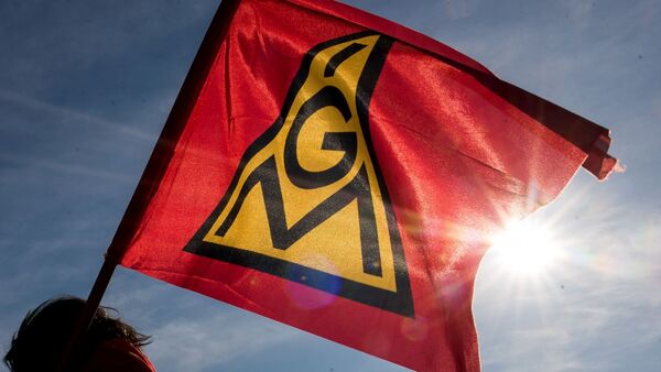 Eine IG-Metall-Fahne weht im Wind., © Daniel Bockwoldt/dpa/Daniel Bockwoldt/Symbolbild