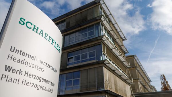 Der Schriftzug "Schaeffler" steht auf einer Stehle vor der Zentrale des Unternehmens., © Daniel Karmann/dpa