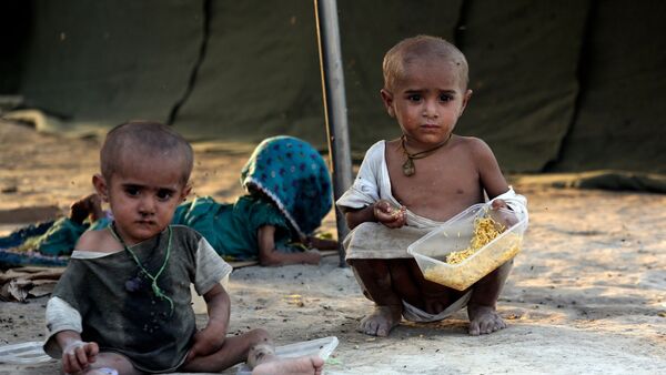 Kleinkinder, die durch die Überschwemmungen des Monsuns vertrieben wurden, Anfang September in einem provisorischen Zeltlager für pakistanische Flutopfer in Sukkur., © Fareed Khan/AP/dpa