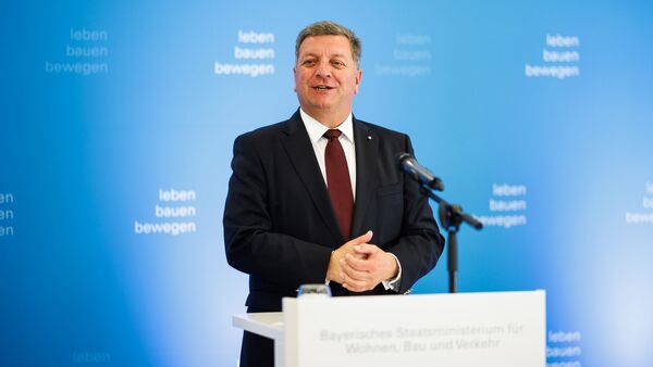 Christian Bernreiter (CSU), Verkehrsministerin von Bayern, spricht., © Matthias Balk/dpa
