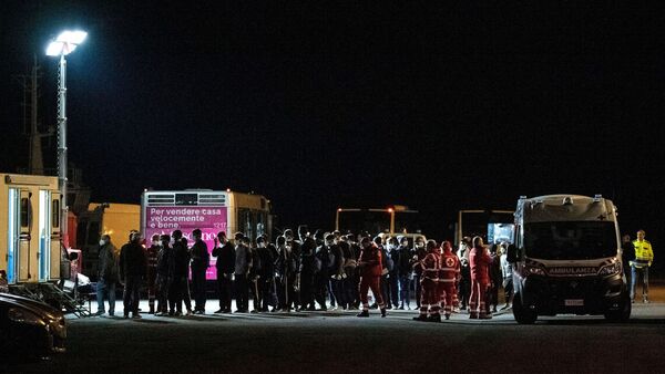 Migranten verlassen das unter norwegischer Flagge fahrende Rettungsschiff «Geo Barents», nachdem sie von den italienischen Behörden im Hafen von Catania auf Sizilien an Land gelassen wurden., © Salvatore Cavalli/AP/dpa