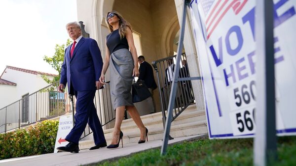 Donald Trump und Melania Trump kommen nach der Stimmabgabe aus dem Wahllokal in Palm Beach, Florida., © Andrew Harnik/AP/dpa